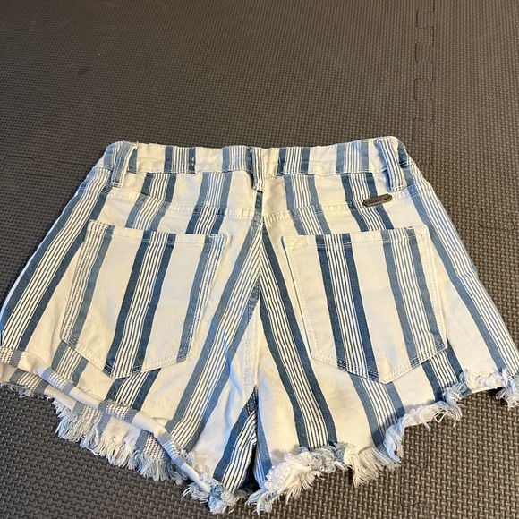 KanCan Shorts - Picture 2 of 2